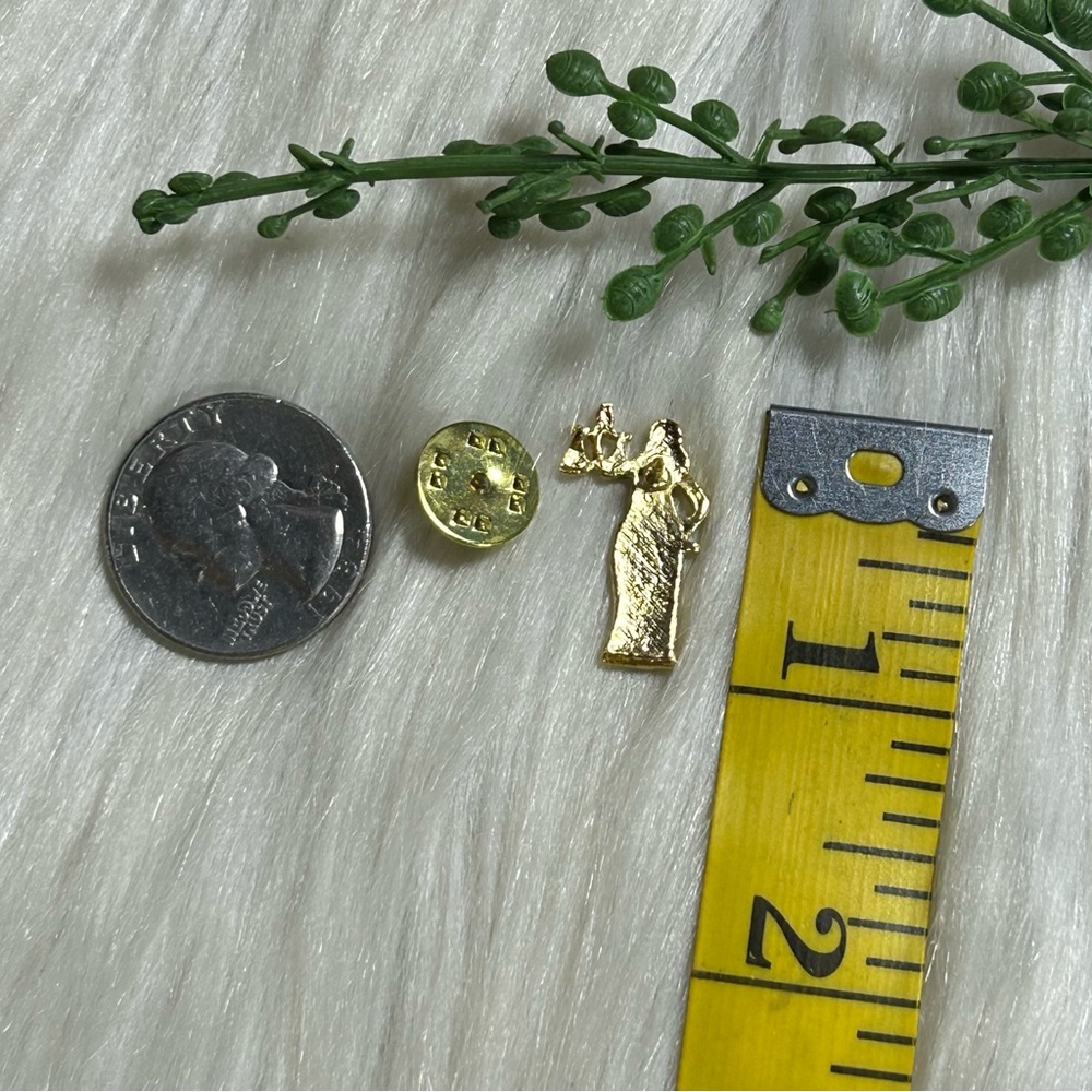 Dainty Justice Scales gold tone lapel pin - Picture 4 of 6
